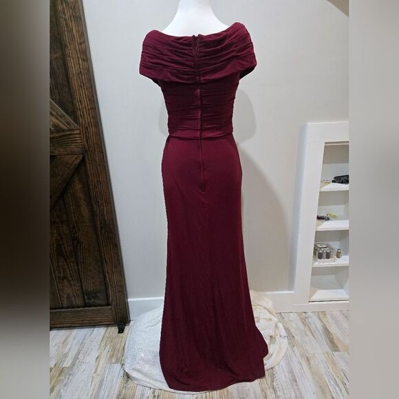 La Femme 26519 Off Shoulder V Neck Long Sheath Jersey Gown NWOT size 4 Wine - Picture 4 of 6